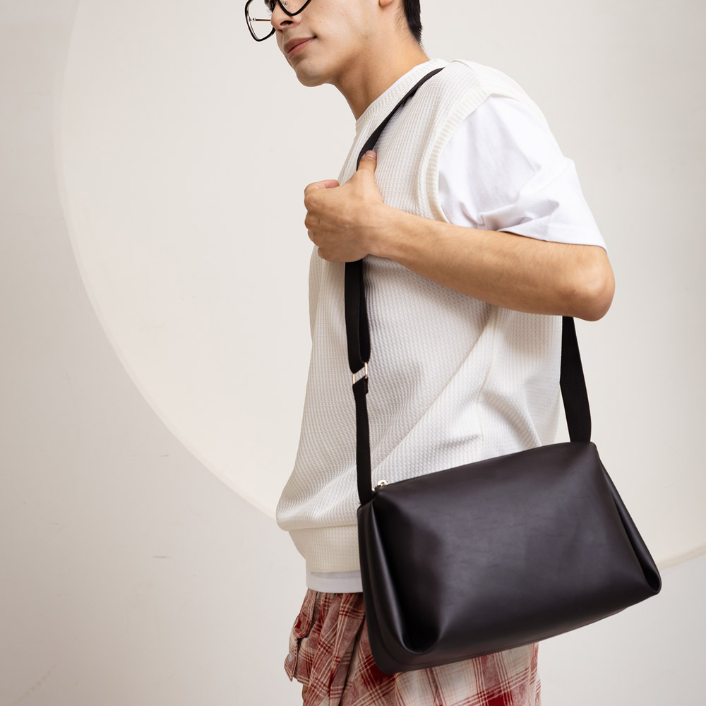 PEEPS Stellar leather cross bag(black) 인조가죽 크로스백 - 상세 이미지 2