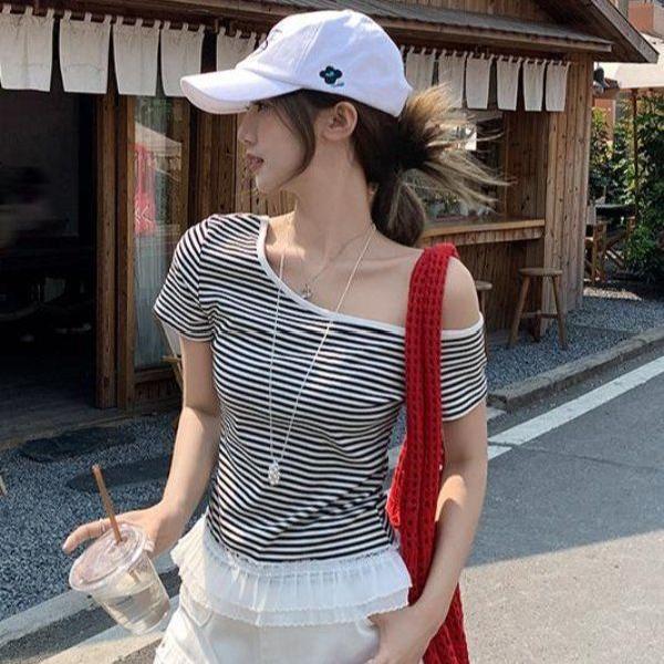 봄 여름 여성 슬림핏 사선넥 오프숄더 스트라이프 밑단 레이스 면스판 반팔 티셔츠 데일리룩 - 상품 이미지