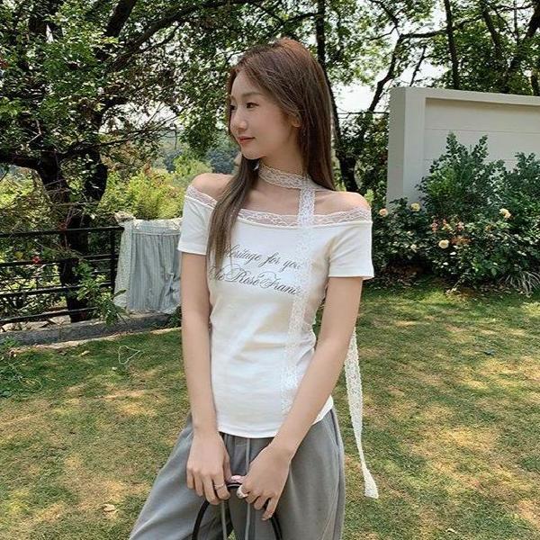 페미닌룩 여성 봄 여름 슬림핏 반팔 티셔츠 오프숄더 초커넥 레이스 레터링 면스판 - 상세 이미지 3