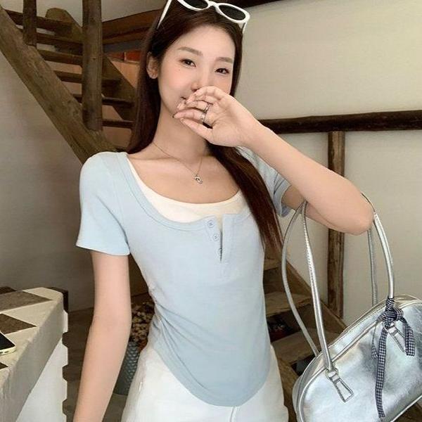 봄 여름 여성 슬림핏 페이크 레이어드 U넥 앞버튼 면혼방 반팔티 데일리룩 - 상품 이미지