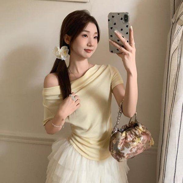 봄 여름 여성 슬림핏 드레이핑 오프숄더 반팔 티셔츠 셔링 면혼방 데일리룩 페미닌룩 우아한 - 메인 이미지