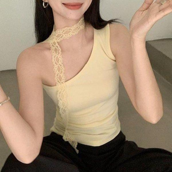 봄 여름 여성 슬림핏 언발란스 숄더 레이스 초커넥 민소매 나시 티셔츠 페미닌룩 데일리룩 - 메인 이미지