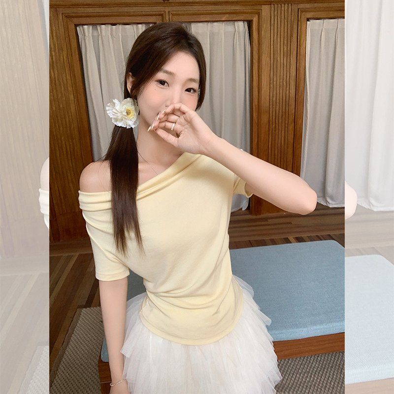 봄 여름 여성 슬림핏 드레이핑 오프숄더 반팔 티셔츠 셔링 면혼방 데일리룩 페미닌룩 우아한 - 상세 이미지 3