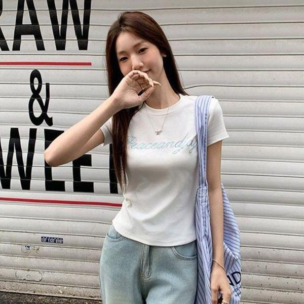 봄 여름 여성 슬림핏 라운드넥 핫픽스 레터링 면스판 반팔 티셔츠 데일리룩 - 메인 이미지
