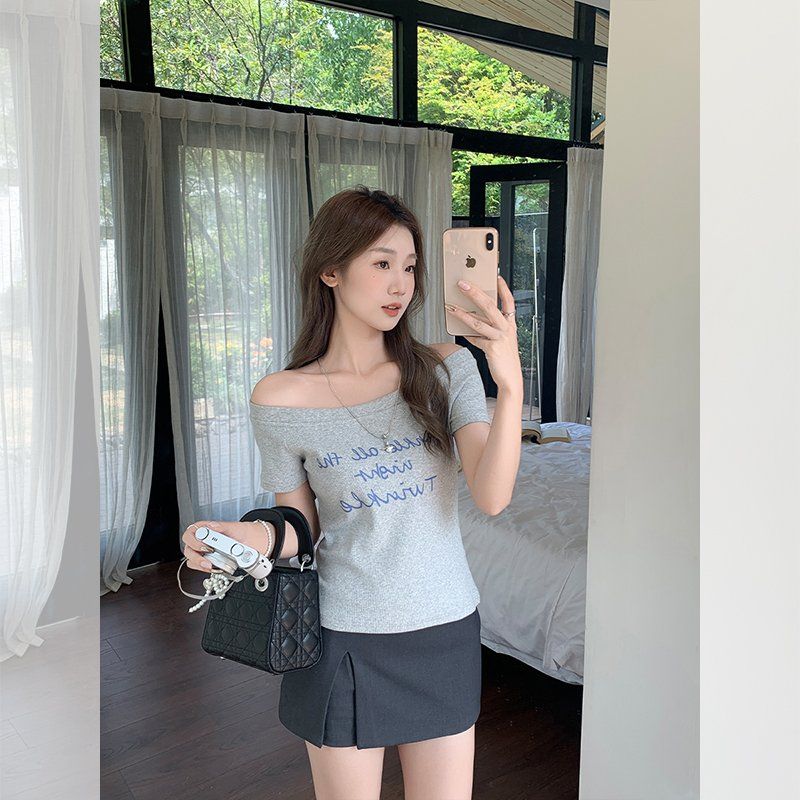 봄 여름 여성 슬림핏 오프숄더 레터링 프린팅 면스판 반팔 티셔츠 데일리룩 캐주얼룩 힙스터 - 상세 이미지 3
