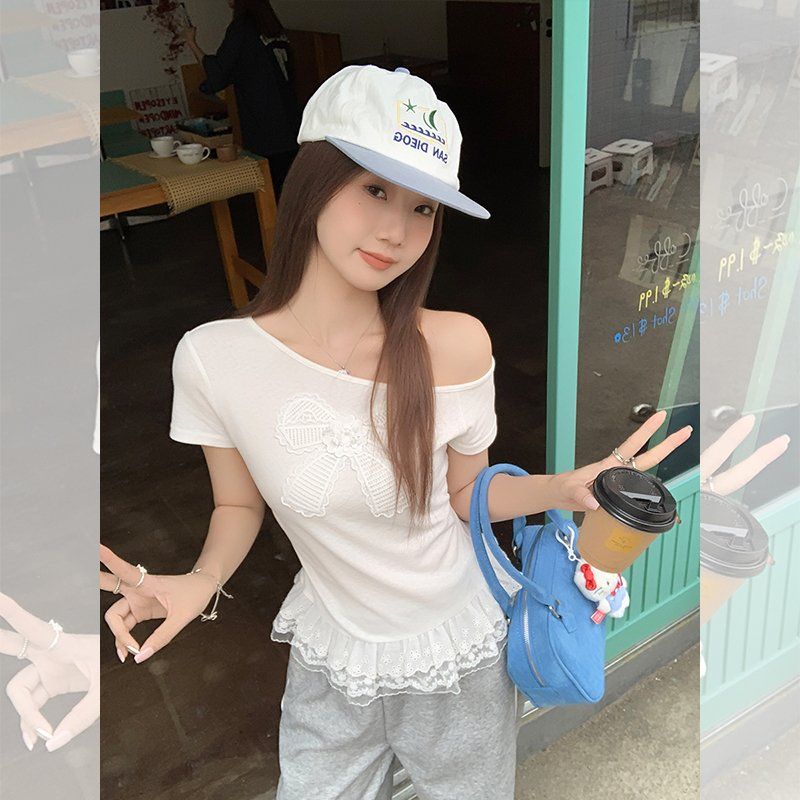 봄 여름 여성 슬림핏 사선넥 오프숄더 리본자수 레이스 밑단프릴 반팔 티셔츠 면텐셀 데일리 - 상세 이미지 4
