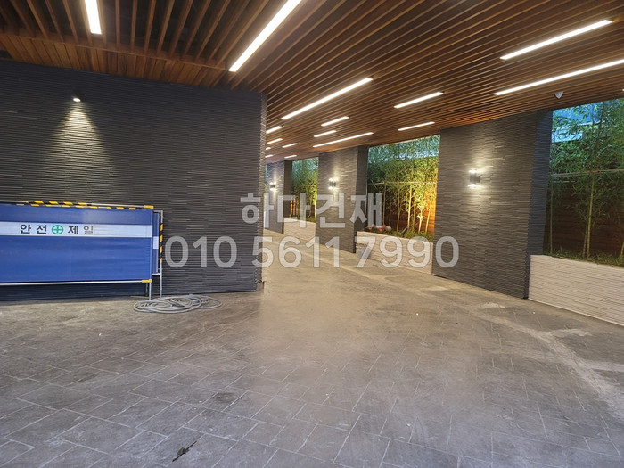 아이코트료와 베르니나 타일 K06 블랙 / 하다건재 아이콧료와 ICOT RYOWA