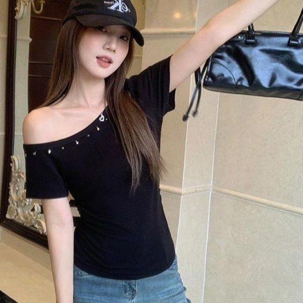 봄 여름 여성 슬림핏 사선넥 오프숄더 스터드장식 셔링 반팔 티셔츠 비스코스 면혼방 - 상품 이미지