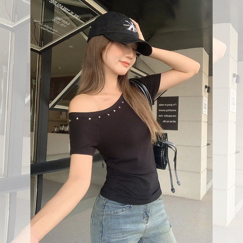 봄 여름 여성 슬림핏 사선넥 오프숄더 스터드장식 셔링 반팔 티셔츠 비스코스 면혼방 - 상세 이미지 5