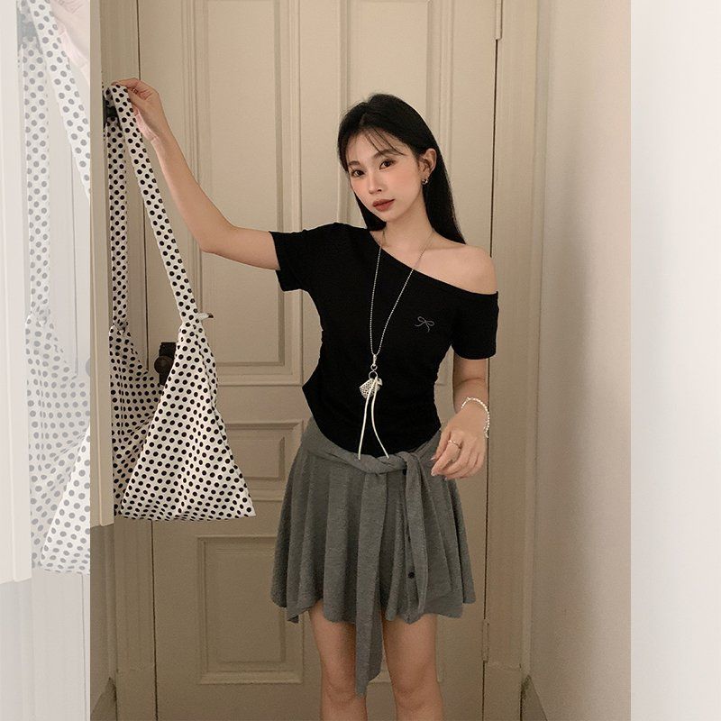 캐주얼룩 데일리룩 여성 봄 여름 슬림핏 크롭 반팔 티셔츠 사선넥 오프숄더 리본자수 면스판 - 상세 이미지 4