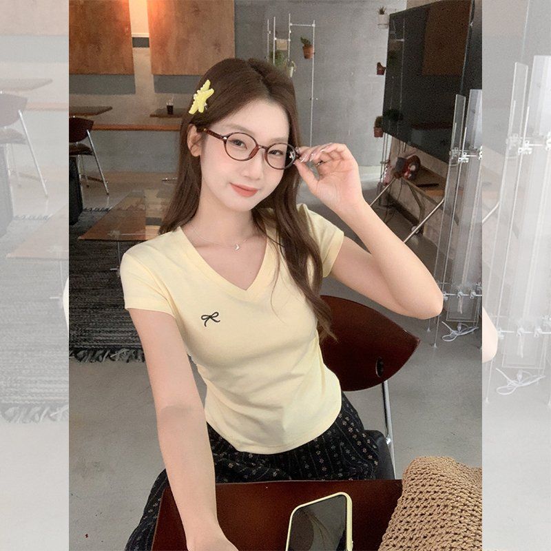 봄 여름 여성 슬림핏 브이넥 리본자수 크롭 반팔 티셔츠 면스판 데일리룩 캐주얼룩 베이직티 - 상세 이미지 4