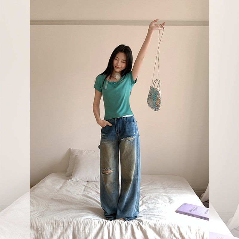 봄 여름 여성 슬림핏 U넥 앞버튼 레터링패치 크롭 반팔 티셔츠 면혼방 데일리룩 캐주얼 - 상세 이미지 4