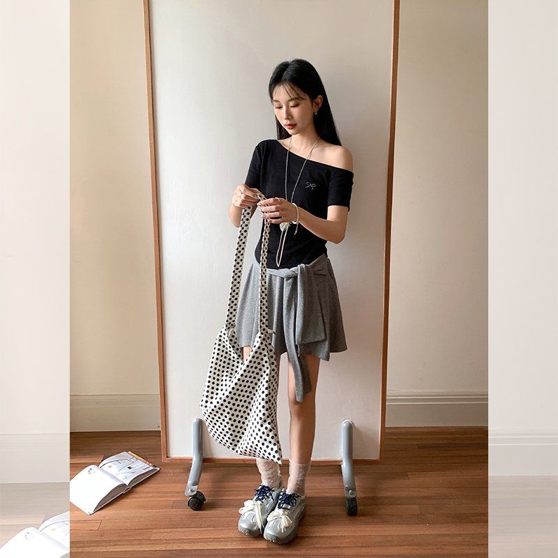 캐주얼룩 데일리룩 여성 봄 여름 슬림핏 크롭 반팔 티셔츠 사선넥 오프숄더 리본자수 면스판 - 상세 이미지 5