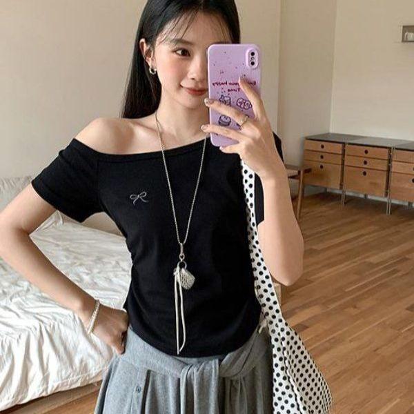 캐주얼룩 데일리룩 여성 봄 여름 슬림핏 크롭 반팔 티셔츠 사선넥 오프숄더 리본자수 면스판 - 상품 이미지