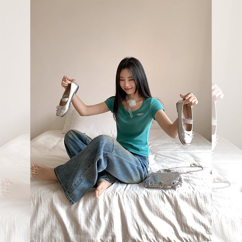 봄 여름 여성 슬림핏 U넥 앞버튼 레터링패치 크롭 반팔 티셔츠 면혼방 데일리룩 캐주얼 - 상세 이미지 2