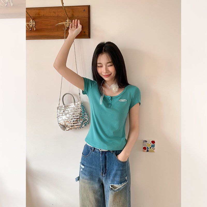 봄 여름 여성 슬림핏 U넥 앞버튼 레터링패치 크롭 반팔 티셔츠 면혼방 데일리룩 캐주얼 - 상세 이미지 3