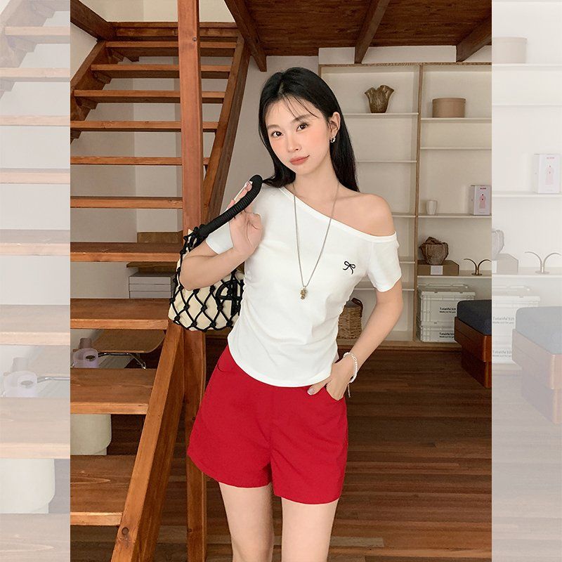 캐주얼룩 데일리룩 여성 봄 여름 슬림핏 크롭 반팔 티셔츠 사선넥 오프숄더 리본자수 면스판 - 상세 이미지 3