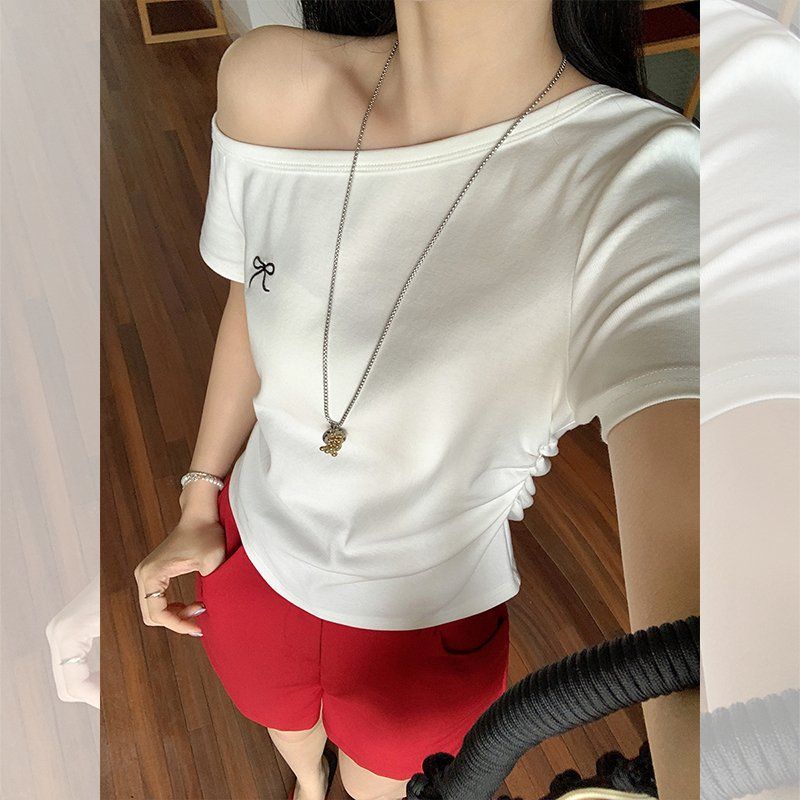 캐주얼룩 데일리룩 여성 봄 여름 슬림핏 크롭 반팔 티셔츠 사선넥 오프숄더 리본자수 면스판 - 상세 이미지 2