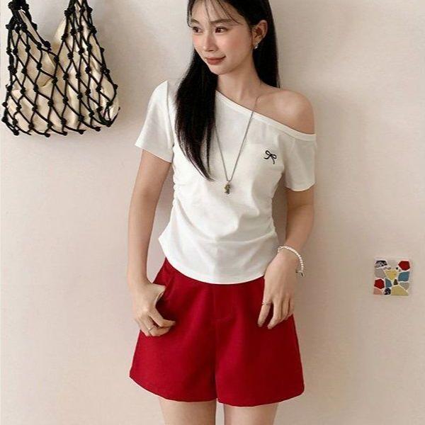 봄 여름 여성 슬림핏 사선넥 오프숄더 리본자수 크롭 반팔 티셔츠 면스판 데일리룩 캐주얼룩 - 상품 이미지