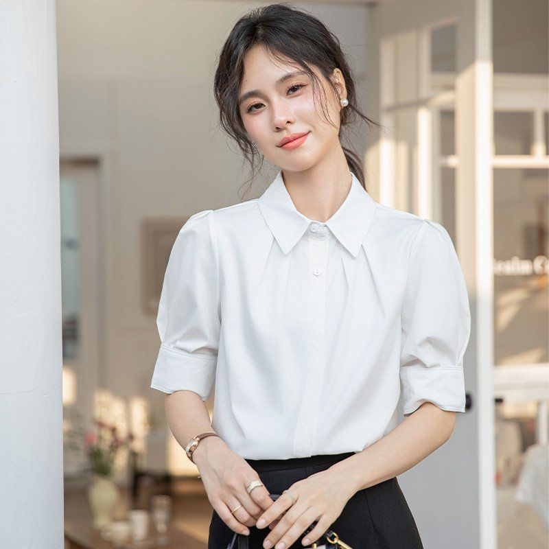 봄 여름 슬림핏 핀턱 반팔 셔츠 5부 퍼프소매 브이넥 블라우스 데일리룩 오피스룩 출근룩 - 메인 이미지