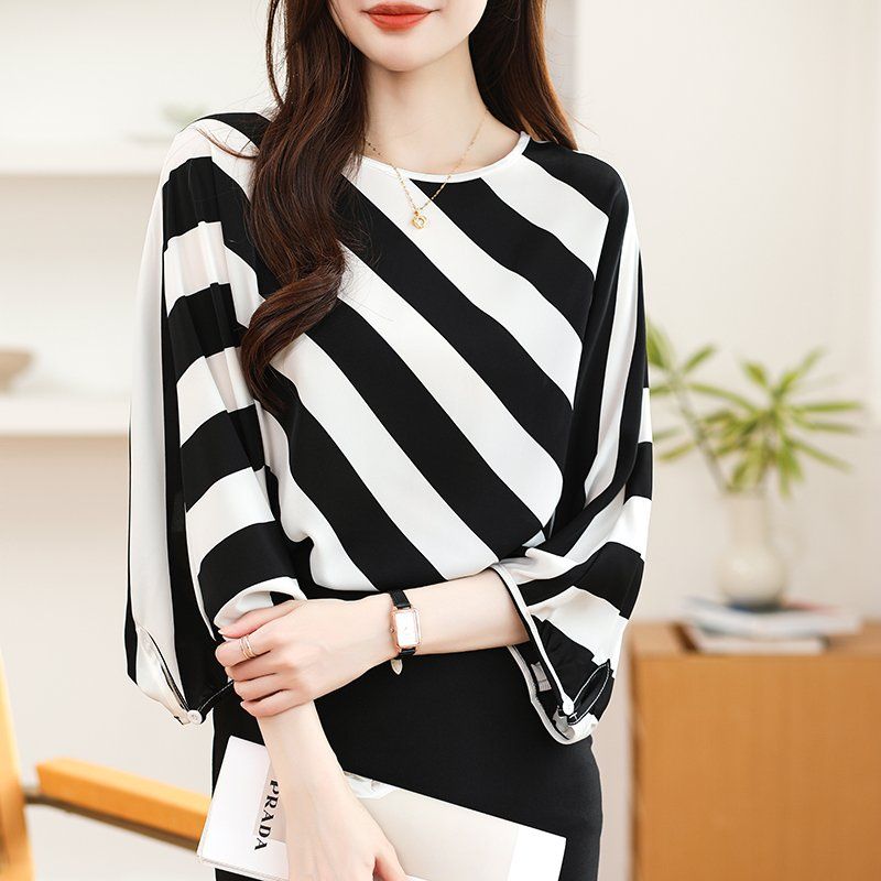 여름 여성 루즈핏 라운드넥 사선 스트라이프 블라우스 폴리 오피스룩 데일리룩 7부소매 - 상세 이미지 2