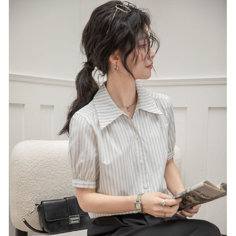 봄 여름 슬림핏 스트라이프 반팔 셔츠 퍼프소매 브이넥 블라우스 데일리룩 오피스룩 출근룩 - 상세 이미지 4