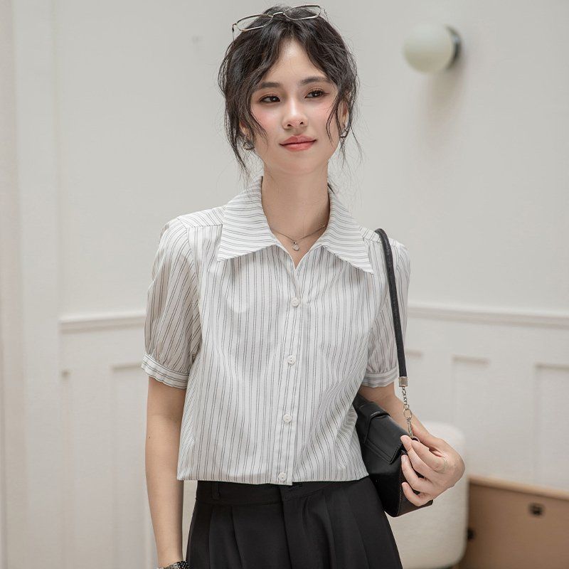 봄 여름 슬림핏 스트라이프 반팔 셔츠 퍼프소매 브이넥 블라우스 데일리룩 오피스룩 출근룩 - 상세 이미지 3
