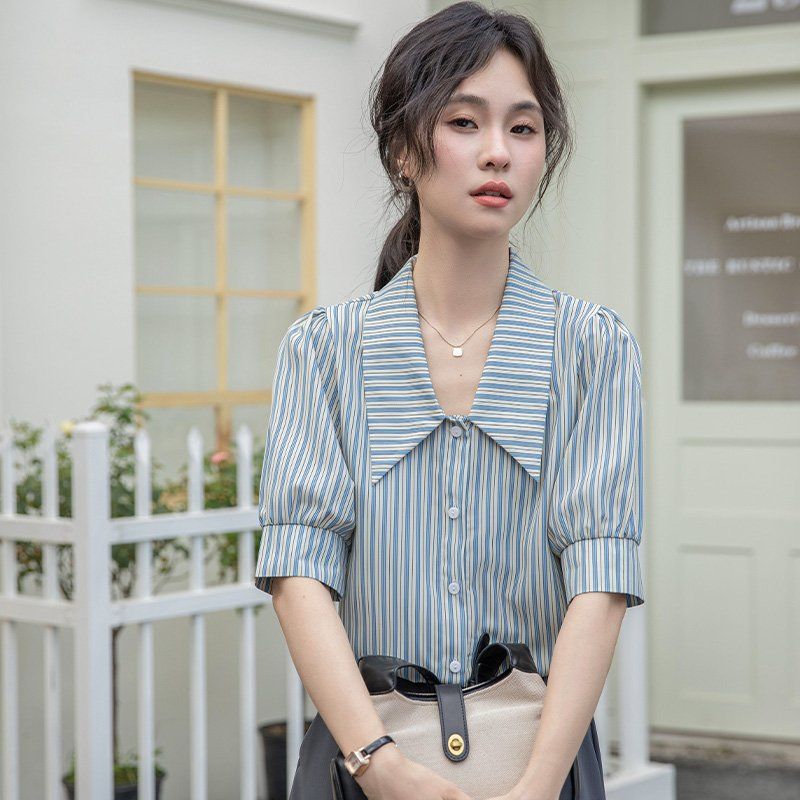 봄 여름 슬림핏 스트라이프 반팔 셔츠 5부소매 빅카라 브이넥 블라우스 데일리룩 출근룩 - 메인 이미지