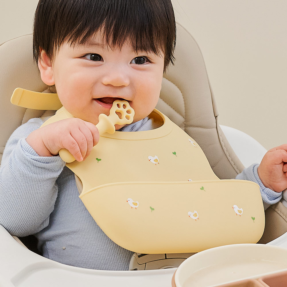 퍼기 버클형 실리콘 이유식 자기주도 방수 어린이집 유치원 아기 턱받이 버터옐로우