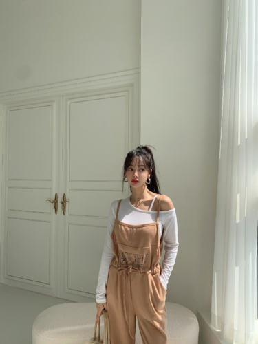폼나나 슬림핏 반나시 무지 크롭티 긴팔어깨끈 기본 레이어드 티셔츠 - 상품 이미지