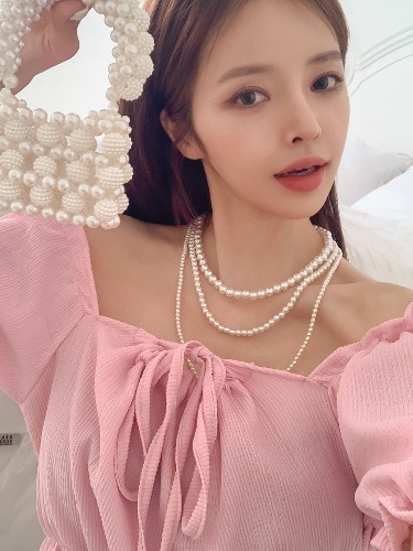 폼나나 Pomnana 슬림핏 주름 리본 반팔 홀릭 플리츠 러플 블라우스 - 메인 이미지