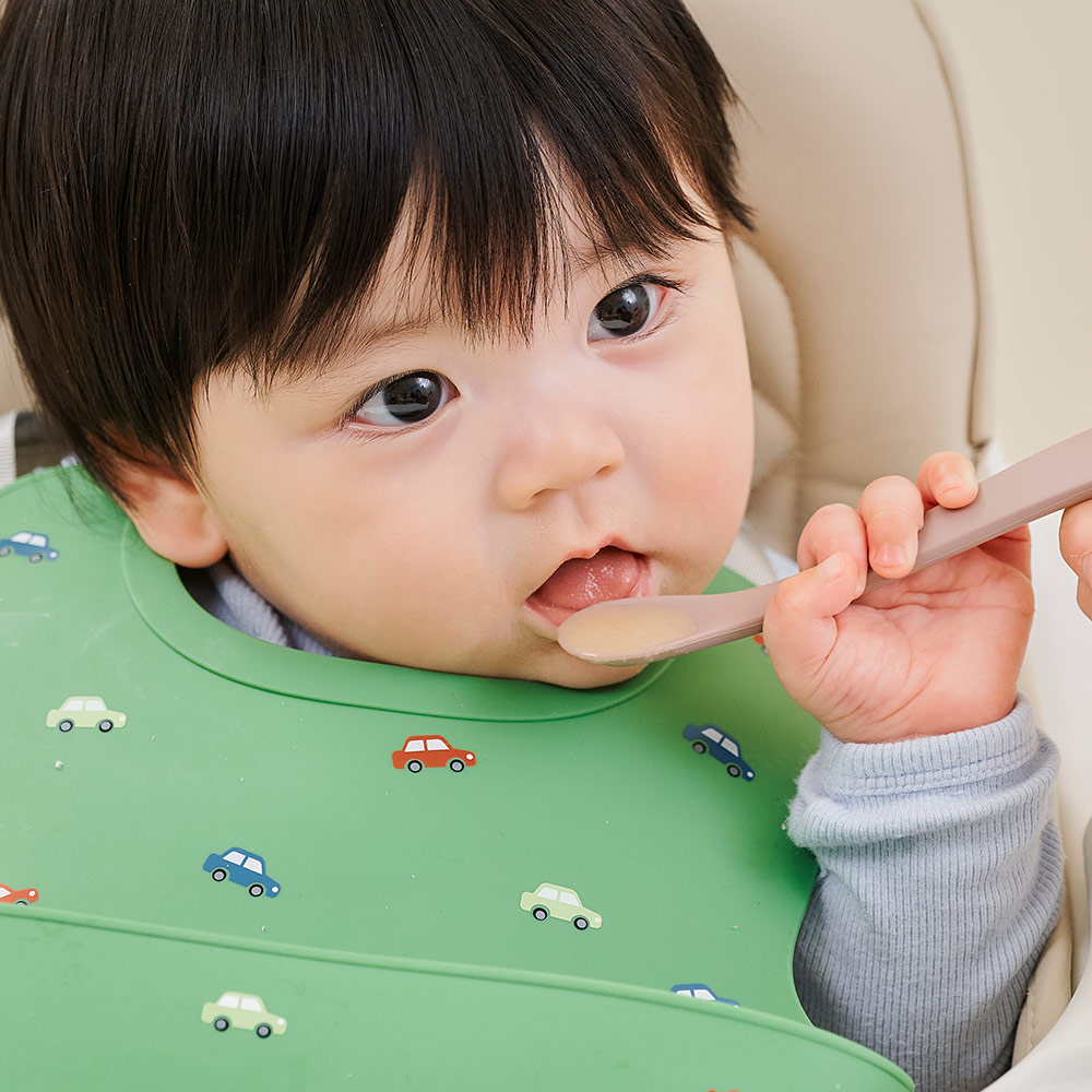 퍼기 버클형 실리콘 이유식 자기주도 방수 어린이집 유치원 아기 턱받이 버터옐로우