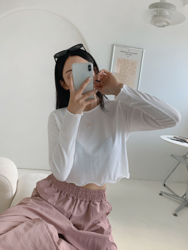 폼나나 Pomnana 슬림핏 주름 긴팔 나비 기본 레이어드 티셔츠 - 상품 이미지