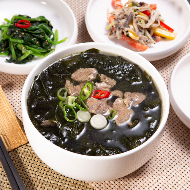 캠핑 글램핑 낚시 간편식 밀키트 맛집 한우미역국 1kg [2 - 3인분]