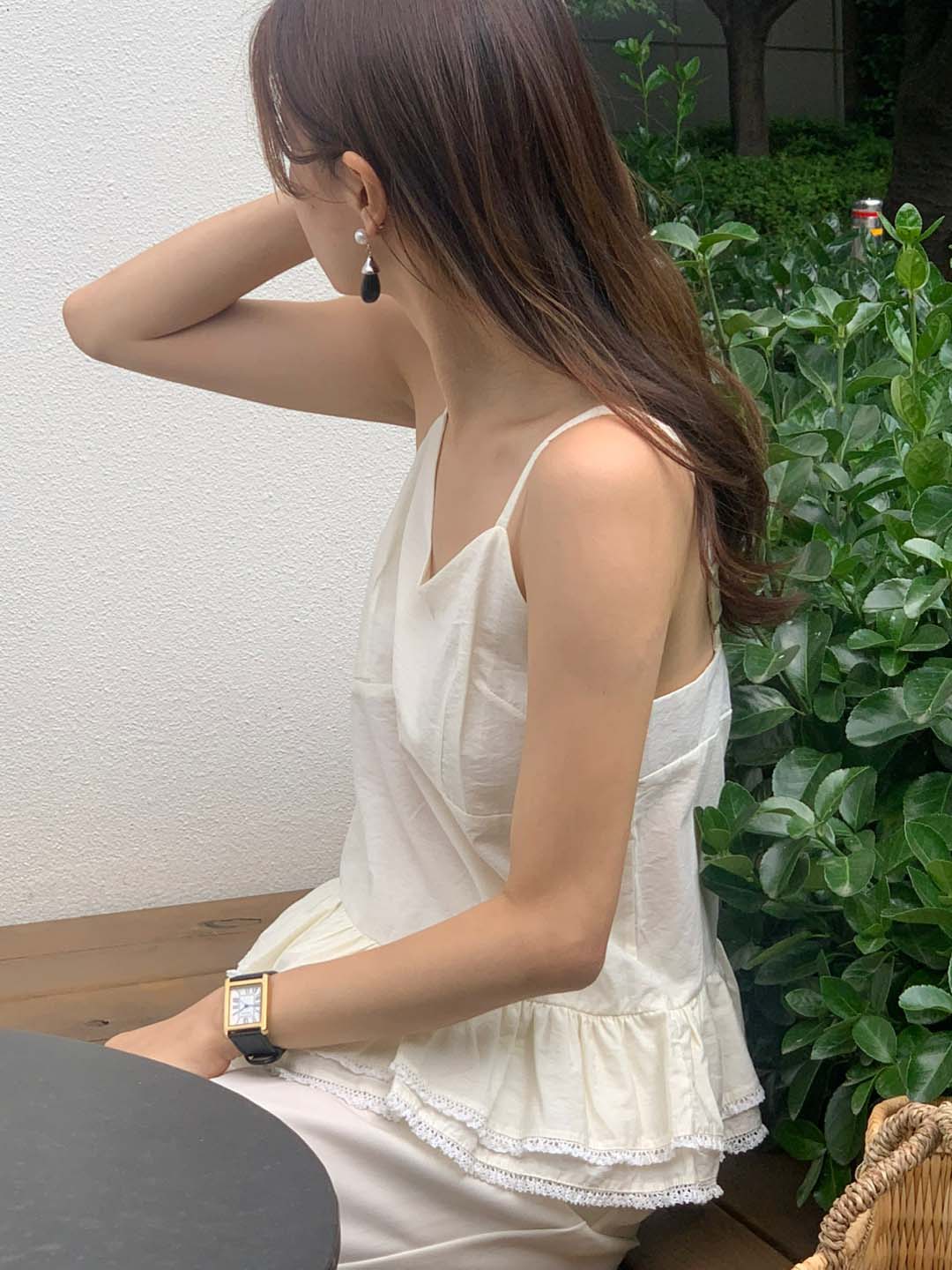마농 프릴 브이넥 뷔스티에 레이어드 나시 블라우스 - 상품 이미지