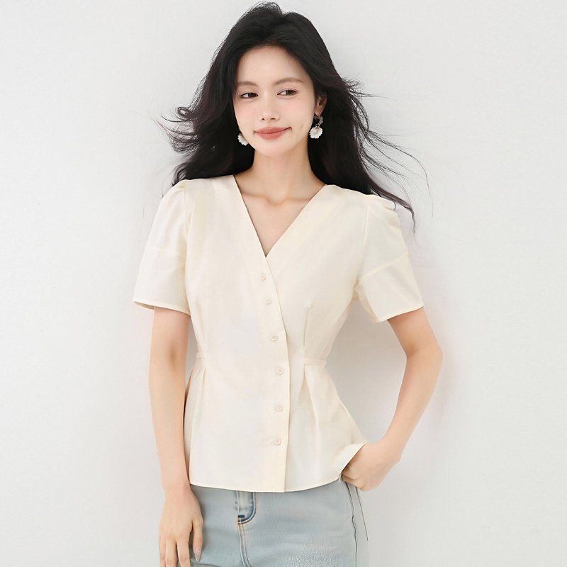 봄 여름 슬림핏 브이넥 퍼프소매 블라우스 페플럼 반팔셔츠 데일리룩 오피스룩 출근룩 - 메인 이미지