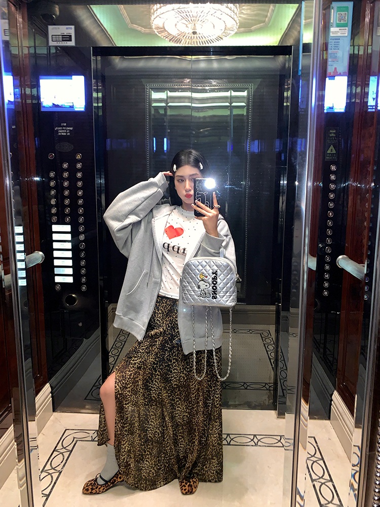폴리100 레오파드 슬릿롱스커트 밴딩 A라인 데일리 사계절 힙한 얇은 사선 디자인 브라운 - 상세 이미지 4