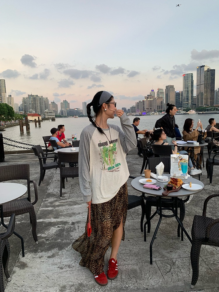 폴리100 레오파드 슬릿롱스커트 밴딩 A라인 데일리 사계절 힙한 얇은 사선 디자인 브라운 - 상세 이미지 3