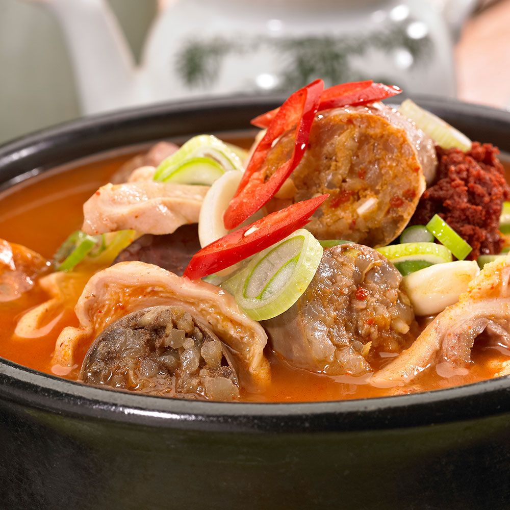 엄마의 마음을 담아낸 푸짐한 얼큰 토종 순대국 : WIHT-BOM