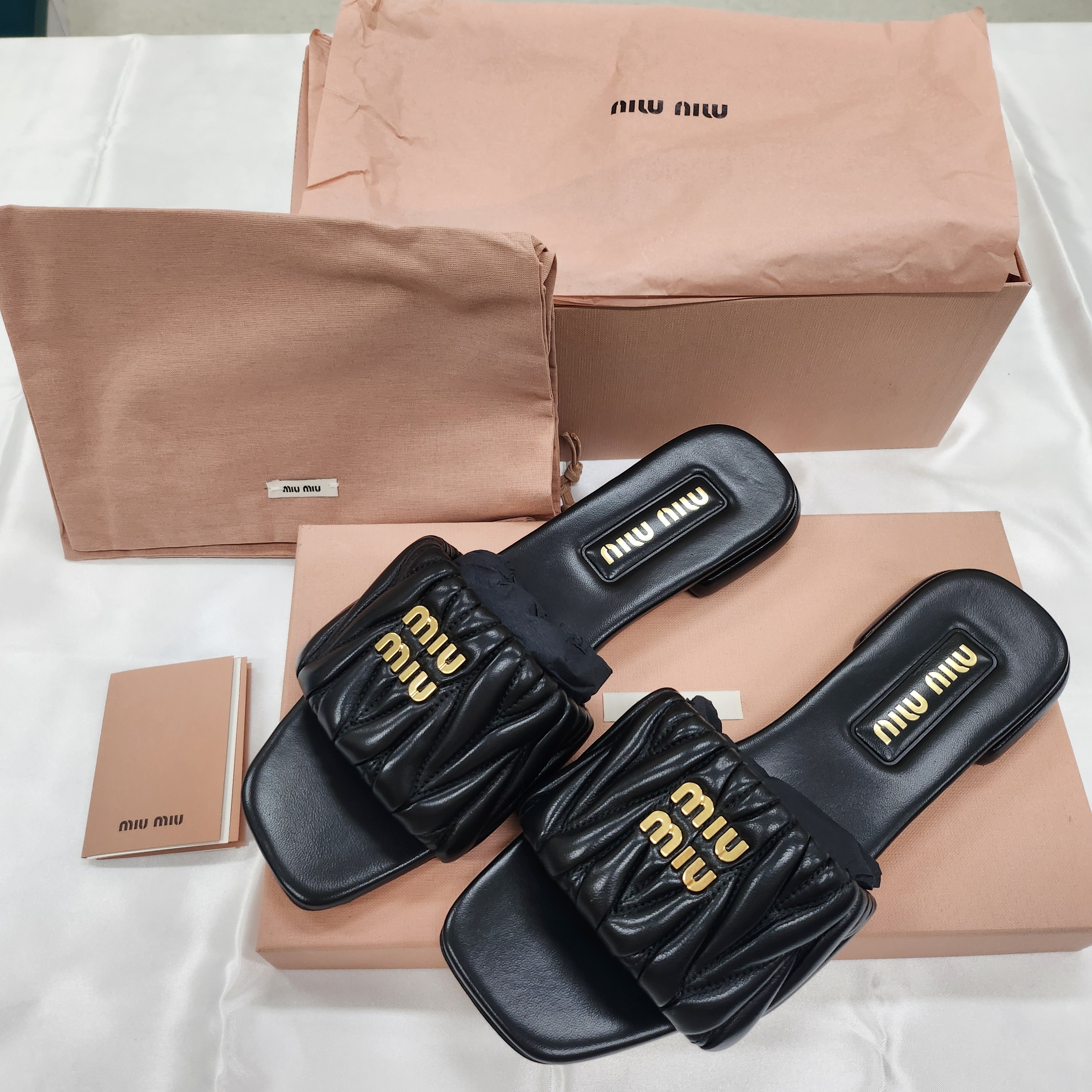 미우미우 마테라쎄 로고 나파 레더 플랫 샌들 슬라이드 블랙 5XX605 88T F0002 - 상세 이미지 2