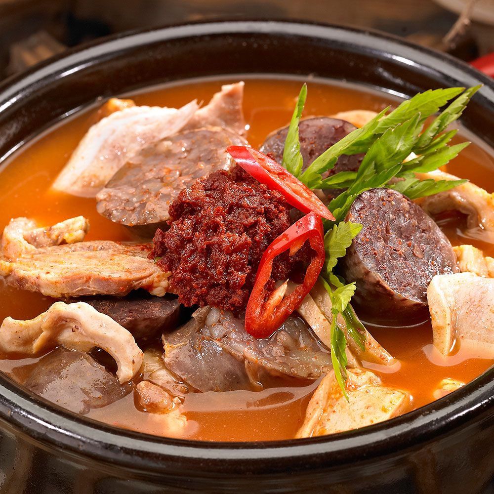 엄마의 마음을 담아낸 푸짐한 얼큰 토종 순대국 : WIHT-BOM