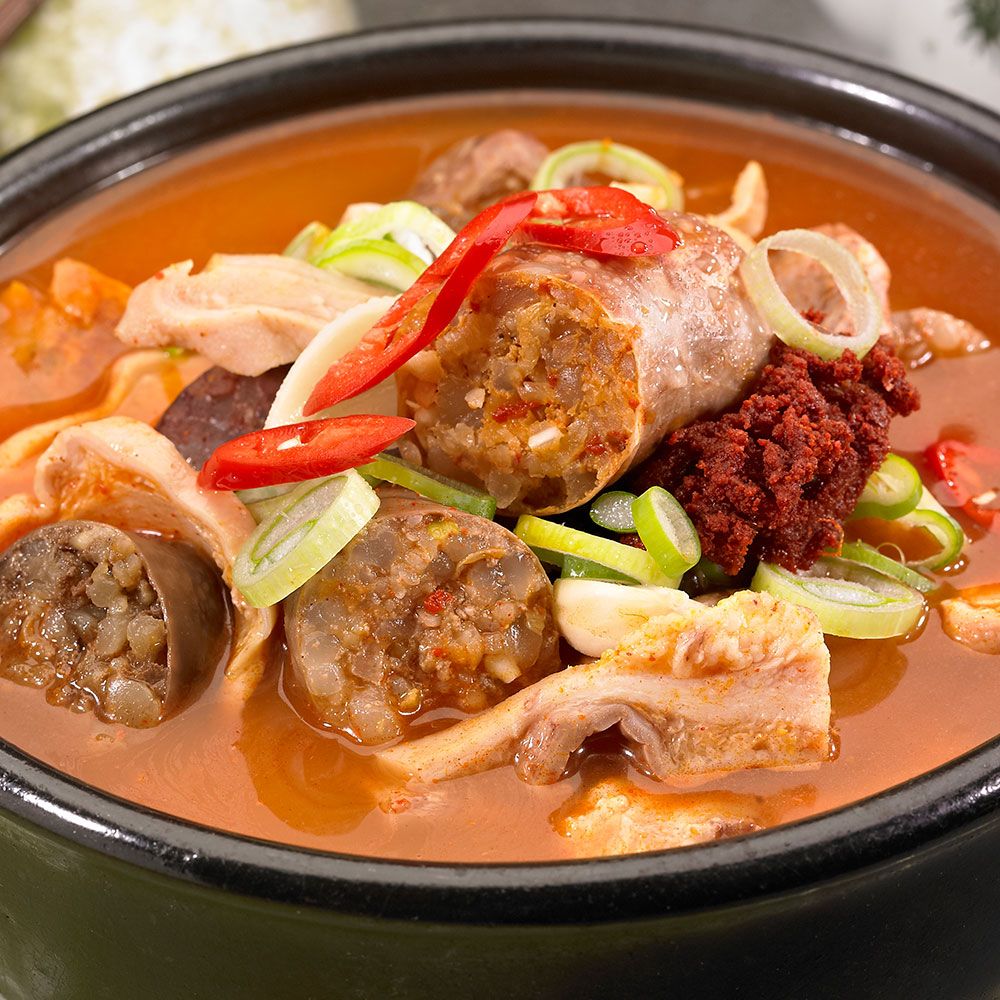엄마의 마음을 담아낸 푸짐한 얼큰 토종 순대국 : WIHT-BOM