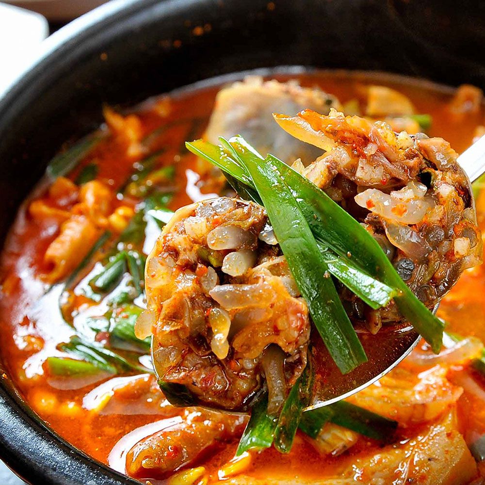 엄마의 마음을 담아낸 푸짐한 얼큰 토종 순대국 : WIHT-BOM