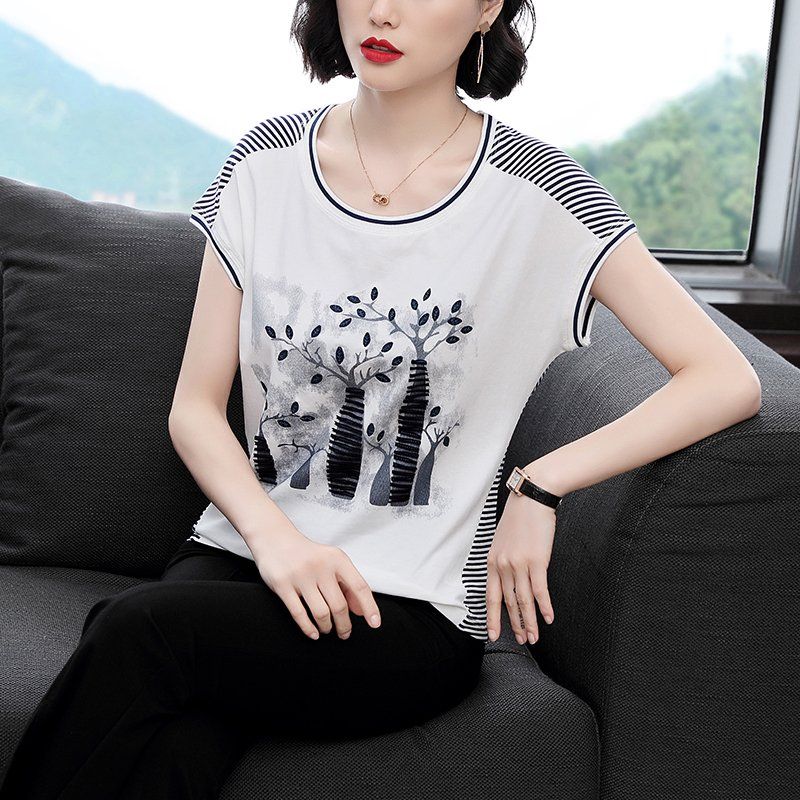 봄 여름 여성 루즈핏 빅사이즈 프린팅 반팔 티셔츠 데일리룩 라운드넥 레이온 혼방 배색 스트라이프 상의 - 메인 이미지
