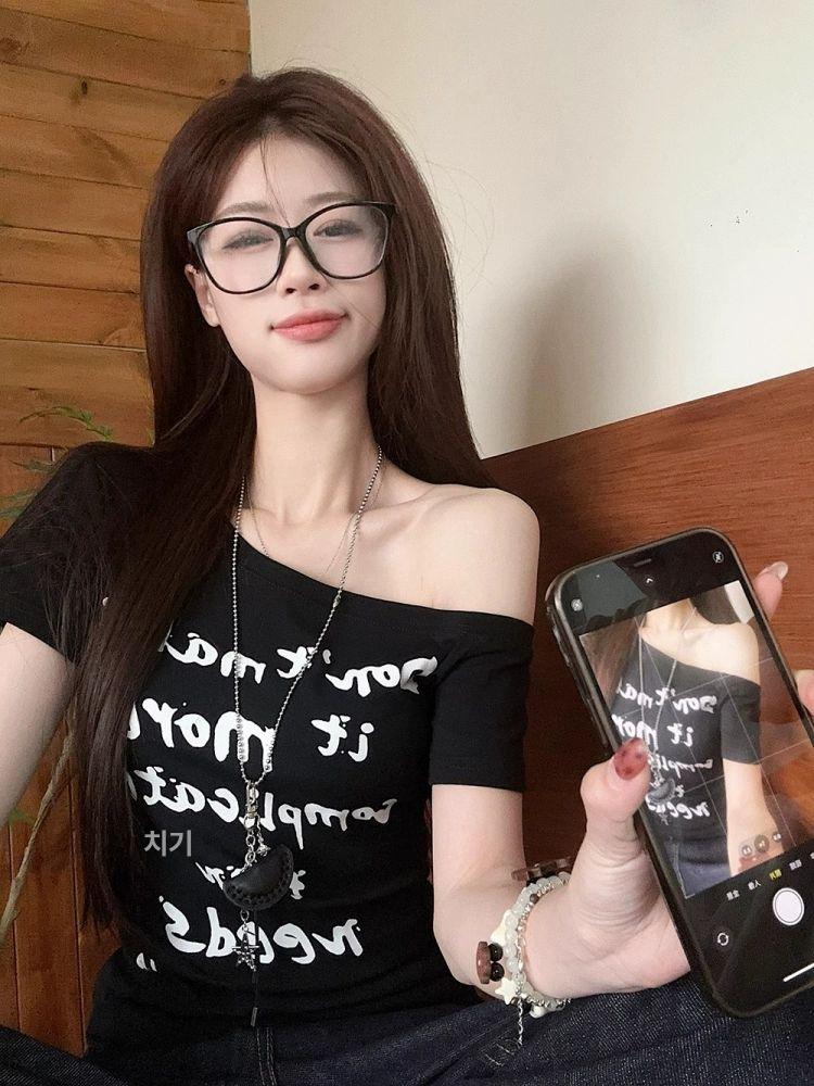 여성 오프숄더 레터링 프린트 반팔 티셔츠 독특한 슬림핏 힙한 - 상세 이미지 5