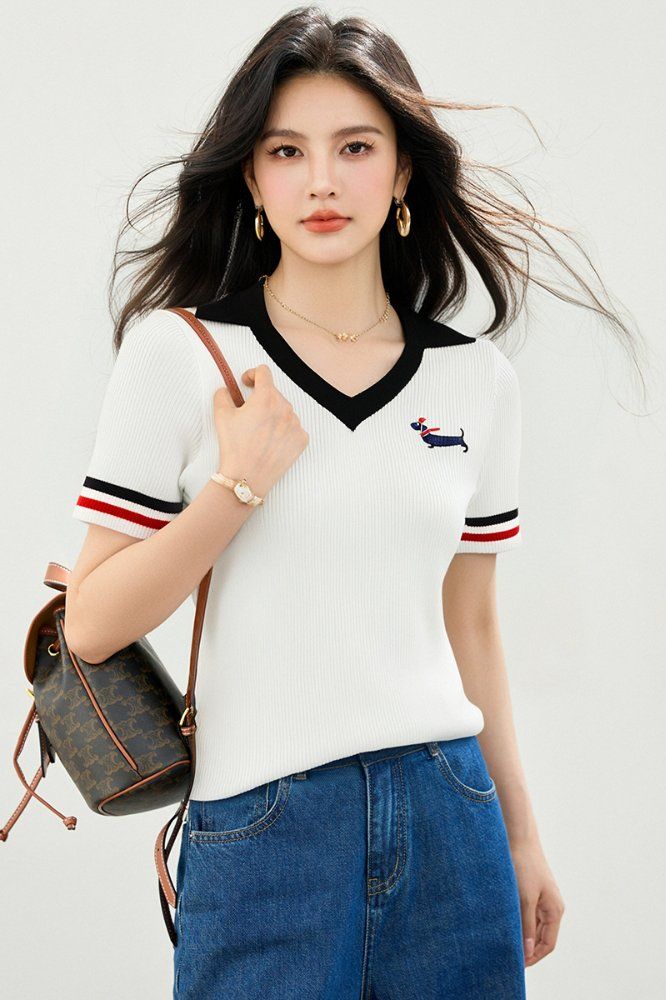 봄 여름 여성 슬림핏 캐릭터 자수 반팔 니트 폴로 카라 데일리룩 브이넥 트리아세테이트 배색 상의 - 상세 이미지 4