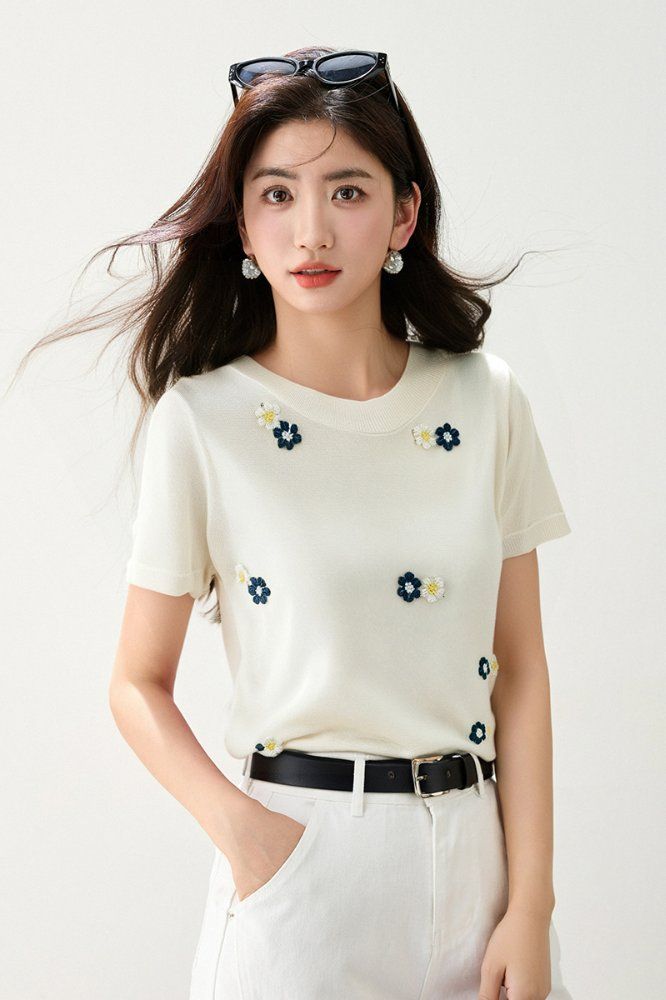 봄 여름 여성 슬림핏 꽃자수 반팔 니트 페미닌 데일리 로맨틱룩 라운드넥 포인트 디자인 - 상세 이미지 4