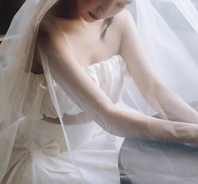 러블리 새틴 튜브탑 플레어 투피스 웨딩드레스 스튜디오촬영 셀프웨딩룩 - 상세 이미지 4