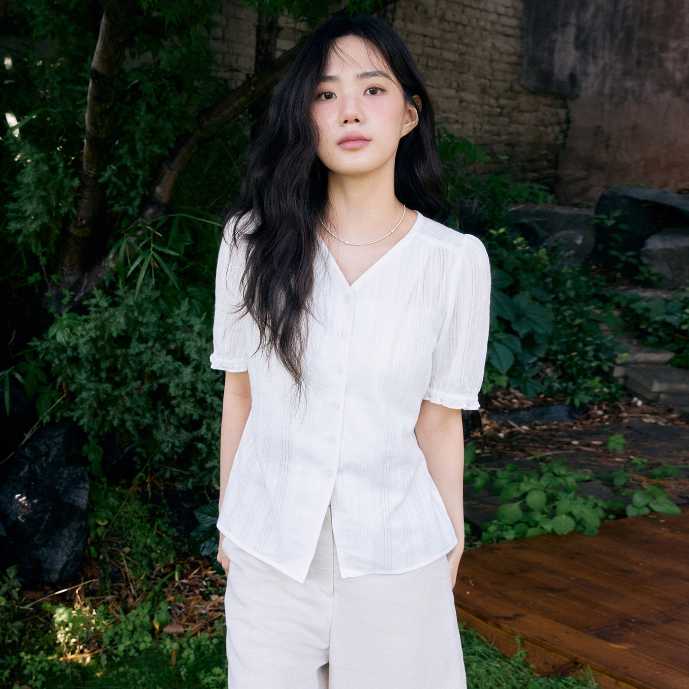 로엠 브이넥 스트랩 블라우스 RMBLF38R98 - 메인 이미지