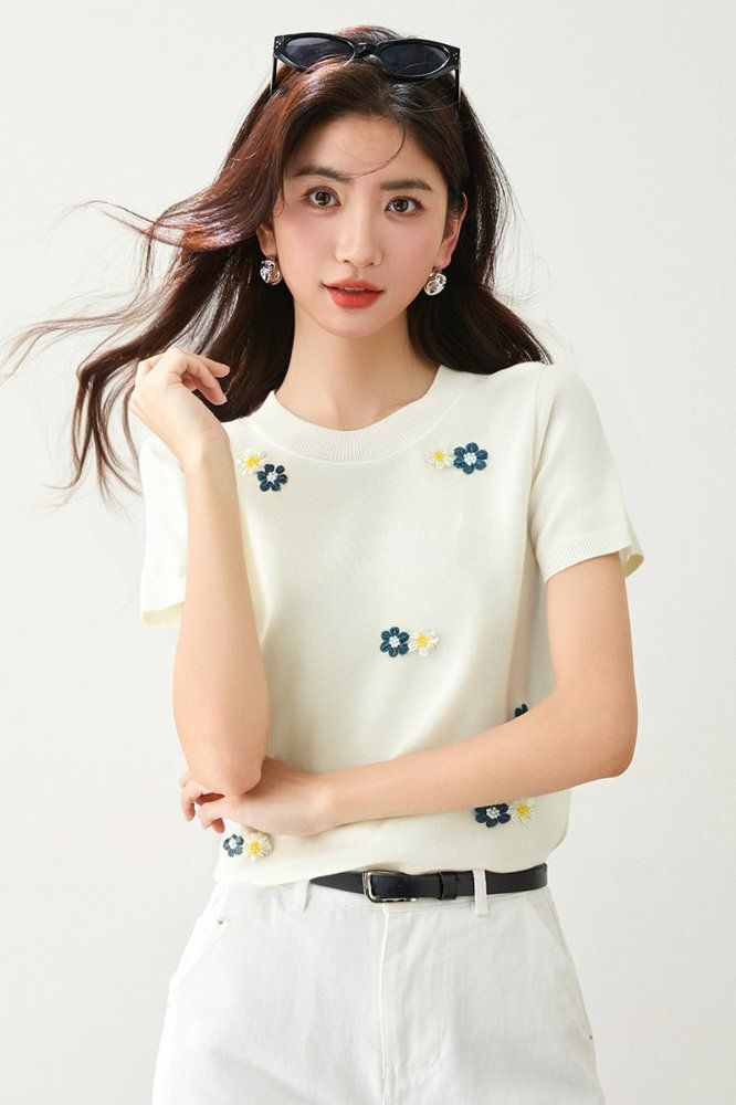 봄 여름 여성 슬림핏 꽃자수 반팔 니트 페미닌 데일리 로맨틱룩 라운드넥 포인트 디자인 - 상세 이미지 3